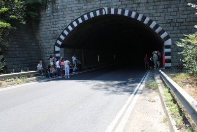 Опасност за шофьорите: Старият тунел "Железница" край Симитли е без осветление и маркировка