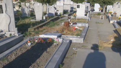 Малолетни вандали са изпотрошили гробището в Нова Загора Разбити и