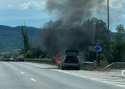 Кола гори на Околовръстното шосе в София (ВИДЕО)