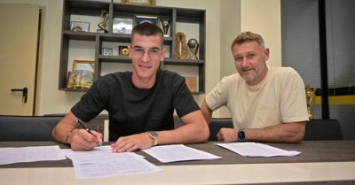 Мартин Христов подписа договор за още една година с Ботев