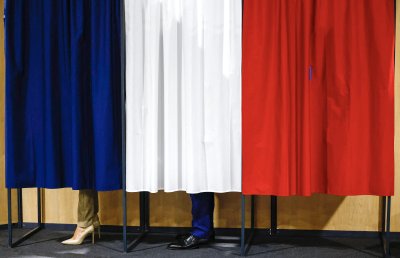Президентът на Франция Еманюел Макрон гласува на първия тур на