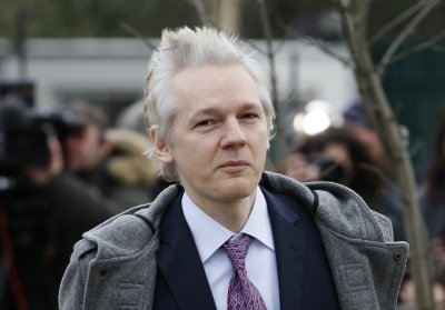 Основателят на Уикилийкс Джулиан Асандж напусна Великобритания след сделка с