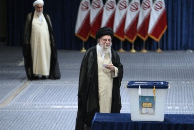 В Иран гласуваха предсрочно за президент след като Ебрахим Раиси