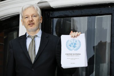 Край на сагата с основателя на Уикилийкс Джулиан Асандж След