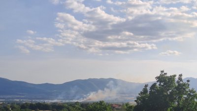 Голям пожар край Сопот Няма опасност за населението към момента