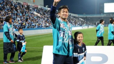 Най възрастният професионален футболист подписа нов договор Това е 57 годишният Казуйоши