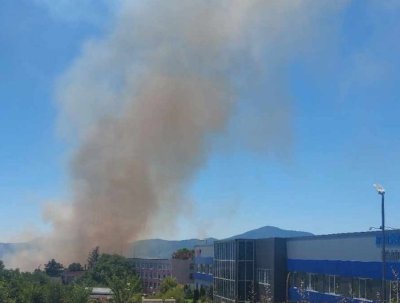 Голям пожар пламна край Карлово, нанесе щети на част от склад на "Българска роза"