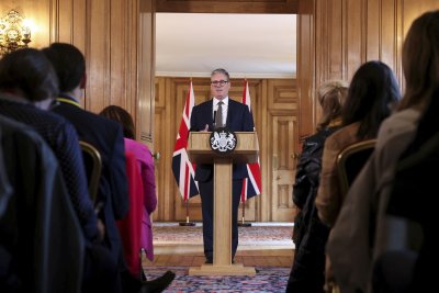 Първо заседание на новото британско правителство и първа пресконференция на
