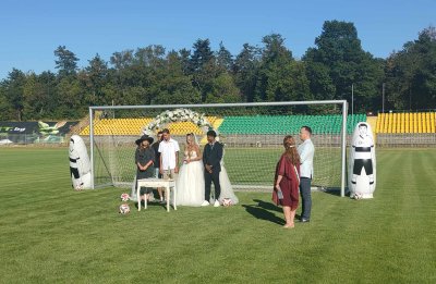 Кметът на Добрич Йордан Йорданов води сватбен ритуал на стадион