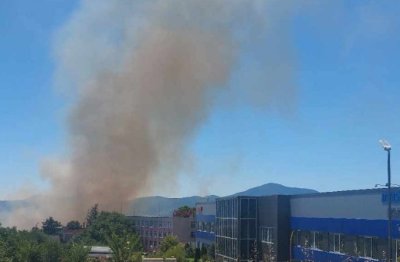 Голям пожар пламна край Карлово, нанесе щети на част от склад на "Българска роза"