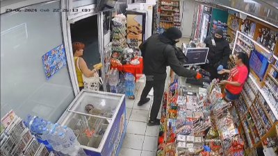 Въоръжен обир в магазин за хранителни стоки във Варна (СНИМКИ)