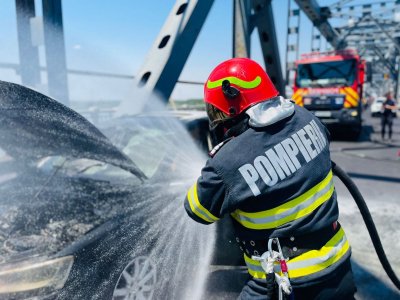 Румънски автомобил се запали в движение на Дунав мост (СНИМКИ)