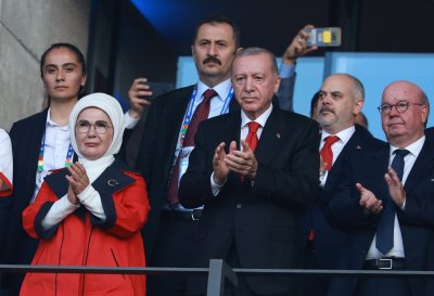 Ердоган на трибуните на мача Нидерландия - Турция (СНИМКИ)