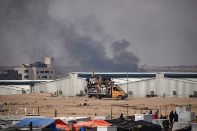 Най-малко 13 загинаха при израелски удар срещу училище в Газа