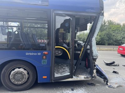 Тир блъсна автобус от градския транспорт на Бургас Двама души