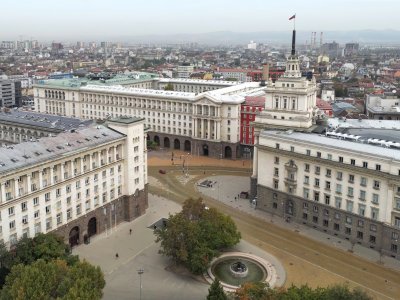 Политическите новини отново са доминирани от втория мандат за съставяне