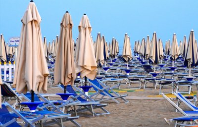 Срещу нашествието на шезлонги: Как в Гърция следят за нарушения по плажовете