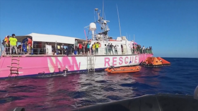 Италианските власти задържаха за 20 дни хуманитарния кораб финансиран от