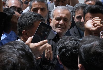 Бившият министър на здравеопазването умереният Масуд Пезешкиан спечели президентските избори
