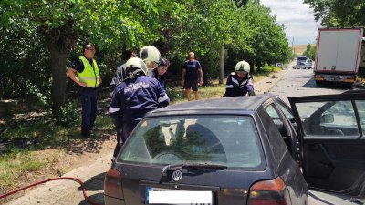 Мъж е затиснат в автомобила си след катастрофа на пътя Пазарджик-Панагюрище
