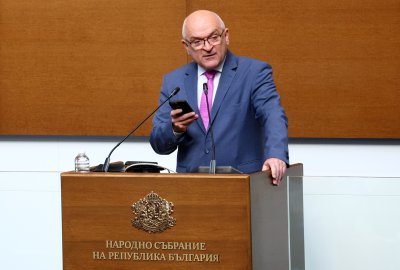 Скандали в НС при изслушването на премиера Главчев за смените на областни управители и в службите
