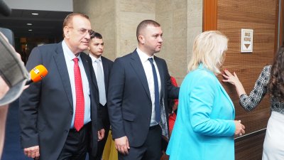 14 депутати от ДПС гласуваха против проектокабинета "Желязков", сред тях и Джевдет Чакъров