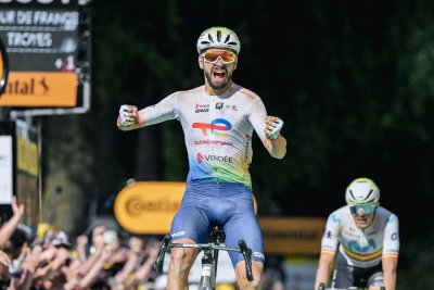 Френският колоездач Антони Тюржис от тима на Тотал Енержи спечели