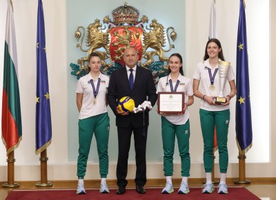 Румен Радев удостои с Почетен плакет националния отбор на България по волейбол за жени до 18 години