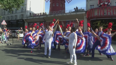 Танцьорки на канкан устроиха весело посрещане на олимпийския огън в Париж