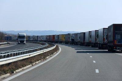 Заради жегата: Ограничават движението на камиони в 9 области