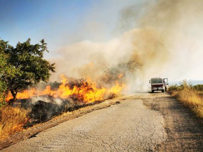 Заради задименост от пожара в Сакар, е затворен пътят между Свиленград и Тополовград