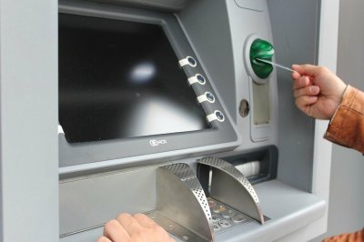 Технически проблем предизвика двойни плащания от карти на банка ДСК