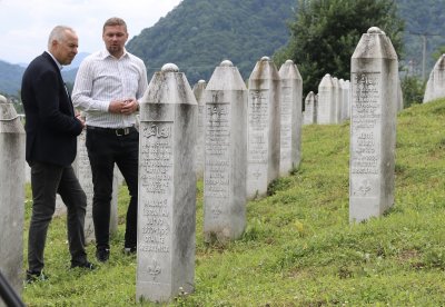 Сребреница 29 години по-късно: Гледайте филма „Майки“ на Бойко Василев „В кадър“ по БНТ