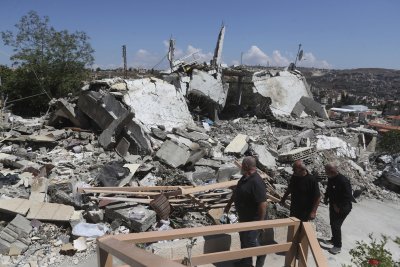 Петима души, включително командири от Хизбула, бяха убити при израелски въздушни удари в Ливан