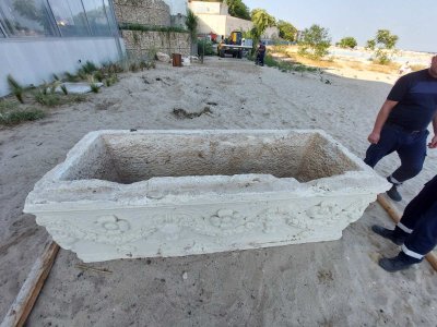 Древният саркофаг, открит на плажа край Варна, е служил за барплот в заведение на плажа