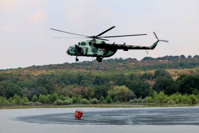 Безмилостната борба с огъня: В ямболското село Воден се гаси с помощта на 4 хеликоптера
