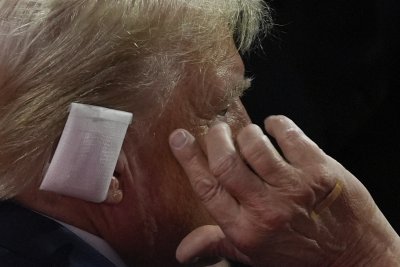 Републиканци си сложиха превръзки на ушите в знак на солидарност с Доналд Тръмп