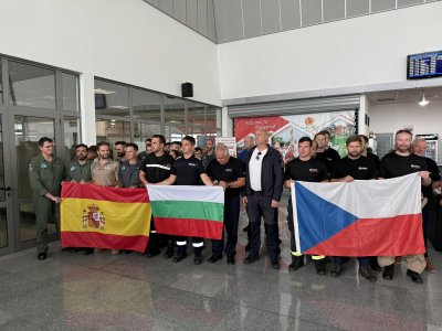 "Благодарим за невероятната помощ": Изпращат екипите от Испания и Чехия, помогнали в борбата с пожарите