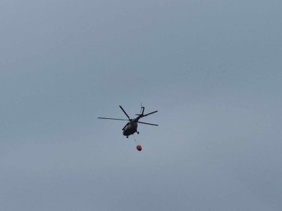 Безмилостната борба с огъня: В ямболското Воден се гаси с помощта на 4 хеликоптера