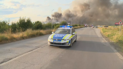 Няма проблем с полетите от и за летище София заради горящите складове край Елин Пелин
