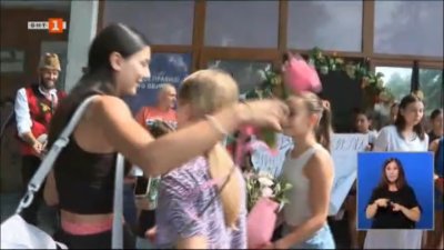 Радина Величкова и Ива Пранджева бяха посрещнати емоционално в родния Пловдив (ВИДЕО)