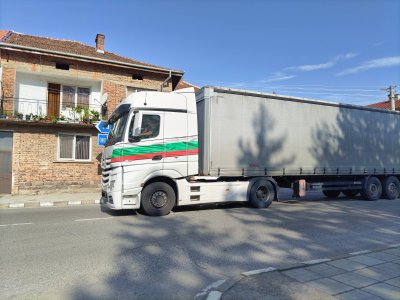 Срещу тировете: Протестиращи блокираха пътя през прохода "Петрохан"