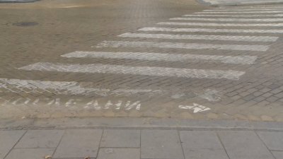 Пешеходна пътека на жълтите павета се изтри месец след ремонт