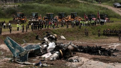 Най малко 18 души са загинали след като самолетът им
