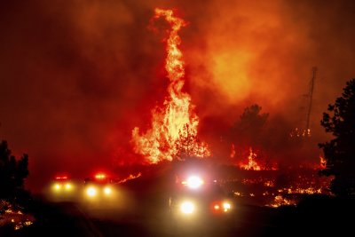 Огнена обсада в Калифорния, заплашва хиляди домове