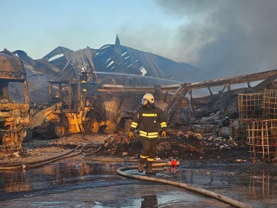 Потушен е пожарът в предприятието за отпадъци край Пловдив (СНИМКИ)