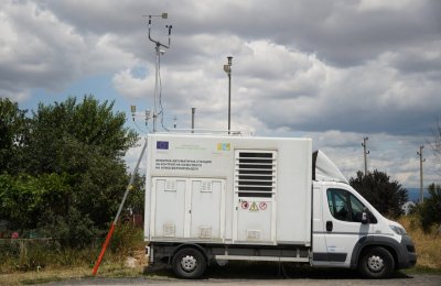 Мобилната станция продължава да следи качеството на въздуха в района на Елин Пелин