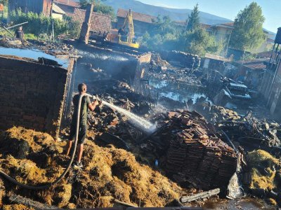 Пожар изпепели 3 плевни, помещение и покрива на къща в град Костандово