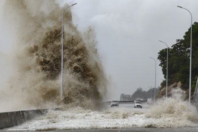 Тайфунът Геми днес връхлетя крайбрежната китайска провинция Фуцзян с проливни