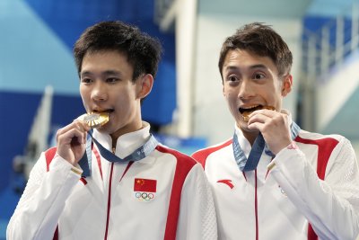 Лян Цюнцзе и Ян Хао спечелиха златото на синхронни скокове във вода от 10-метрова кула за мъже в дебютното си участие на олимпийски игри